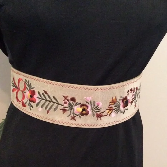 Embroidered Wide Fringe Belt - Picture 8 of 9